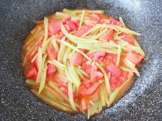 番茄炒莴笋,翻炒至西红柿出汁。