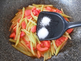 番茄炒莴笋,放盐和糖调味。