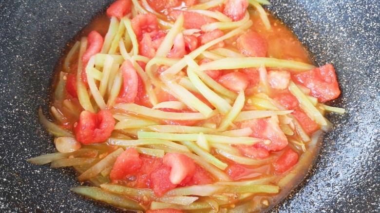 番茄炒莴笋,翻炒至入味。