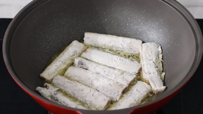 炖带鱼,热锅倒入少许油烧热，放入带鱼开始煎制。
