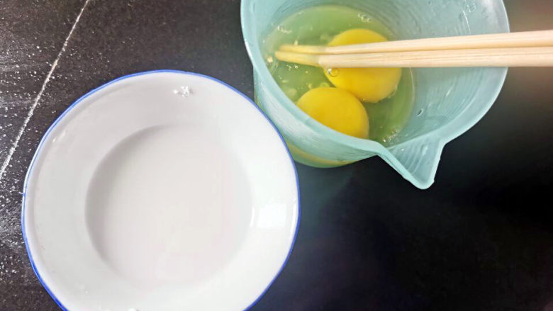 鸡蛋卷土豆泥,鸡蛋打入杯中，准备淀粉水