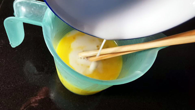 鸡蛋卷土豆泥,淀粉水倒入蛋液中打匀