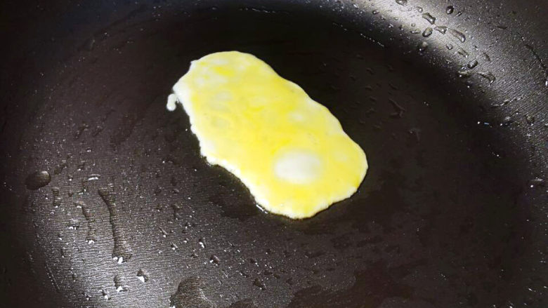 鸡蛋卷土豆泥,锅中刷油，倒入少许蛋液