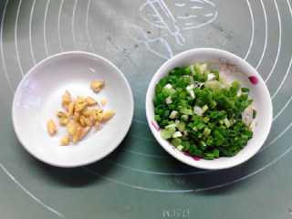 白菜煲,生姜拍碎，葱洗净切成葱花，备用。