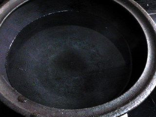 白菜煲,在砂锅中加入适量的清水，大火煮开。