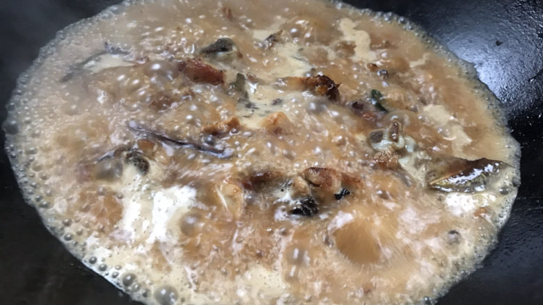 土豆炖鸡腿,加入适量温水，烧开后转小火炖熟