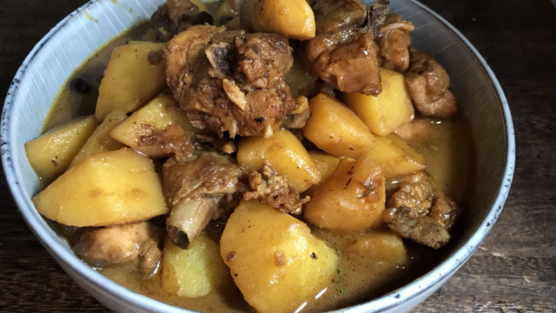 土豆炖鸡腿,出锅装碗