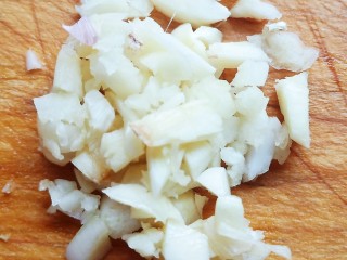 白菜煲,3瓣大蒜切碎。