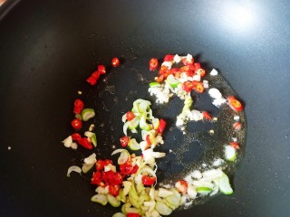 白菜煲,锅中烧油，爆香葱蒜和一半的小米椒。