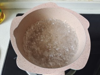 凉拌蒜苗,小锅中加入适量清水煮开，加入1小勺盐，几滴食用油搅拌一下