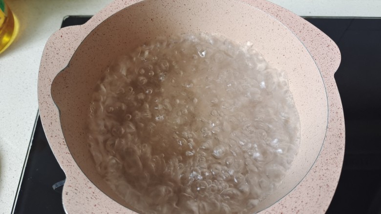 凉拌蒜苗,小锅中加入适量清水煮开，加入1小勺盐，几滴食用油搅拌一下