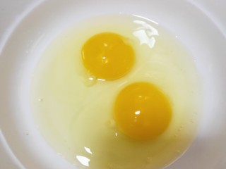 水嫩蒸蛋,鸡蛋打入碗里