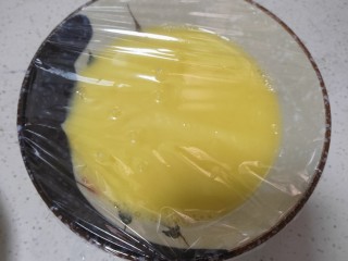 水嫩蒸蛋,最后盖上保鲜膜再戳几个小孔