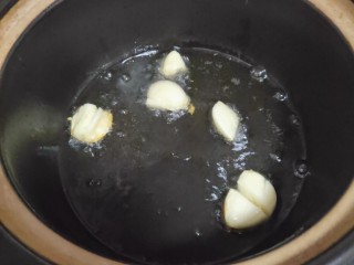 白菜煲,锅中热油放入蒜头爆香