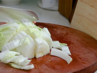 白菜煲（肉末粉丝蛋饺白菜煲）,白菜切块