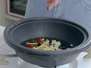 白菜煲（肉末粉丝蛋饺白菜煲）,放入干辣椒段，炒变色
