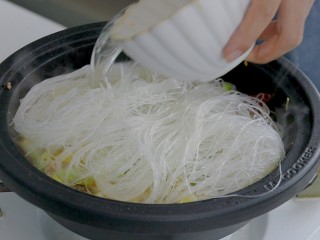 白菜煲（肉末粉丝蛋饺白菜煲）,倒入半碗清水，防止糊底