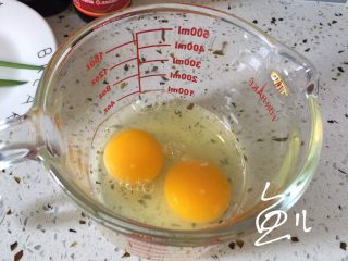 水嫩蒸蛋,鸡蛋打入碗中