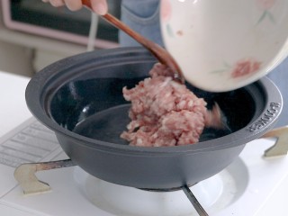 肉末石锅豆腐，一锅熟,放入肉末