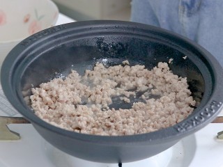 肉末石锅豆腐，一锅熟,翻炒到没有生肉色