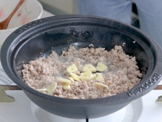 肉末石锅豆腐，一锅熟,放入蒜片