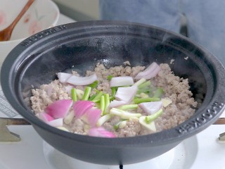 肉末石锅豆腐，一锅熟,洋葱块，翻炒出香味