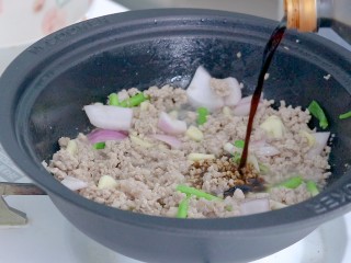 肉末石锅豆腐，一锅熟,2勺生抽