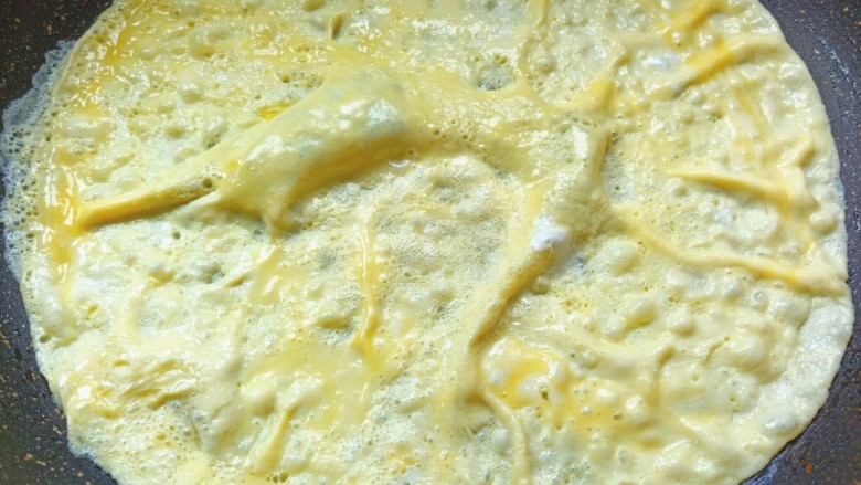 鸡蛋卷土豆泥,入平底锅摊成蛋皮