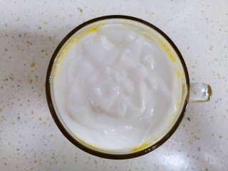 自制芒果奶昔,再倒入自制浓稠酸奶