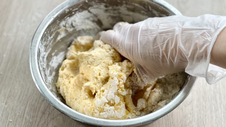 南瓜红枣糯米糕，软糯香甜，做法简单,先用手搅拌成絮状，然后揉成团。