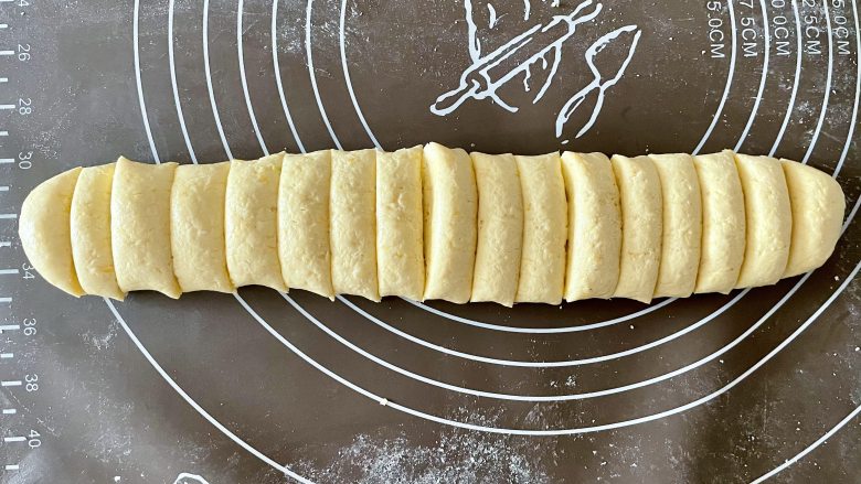南瓜红枣糯米糕，软糯香甜，做法简单,然后把面团揉成长条（面团比较大，可以先一分为二），然后切成一指宽左右的小段。