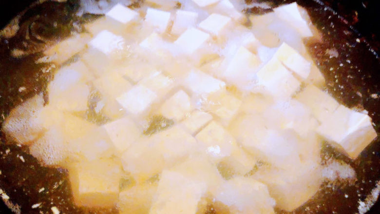 石锅豆腐,豆腐切成大小均匀的块状放入开水中烫一下去除杂质