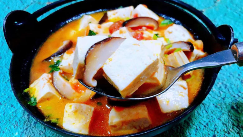 石锅豆腐,豆腐入口滑嫩混搭香菇和西红柿独有的味道让人回味无穷
