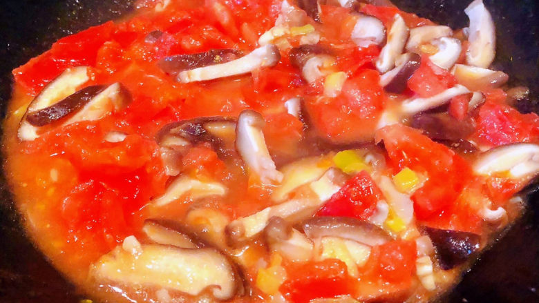 石锅豆腐,放入西红柿炒出汤汁再放入香菇炒匀