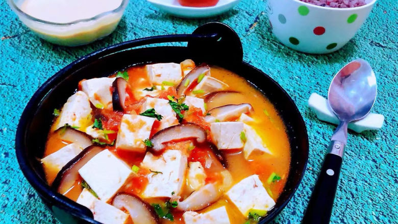 石锅豆腐,搭配一碗杂粮米饭、水煮蛋、炭烧酸奶一起吃超级棒