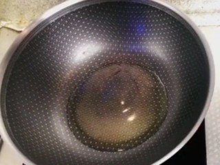 蒜蓉菜心,锅中倒入适量油烧热。
