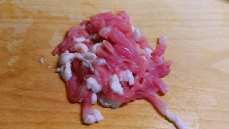 杏鲍菇炒肉丝,肉切丝。