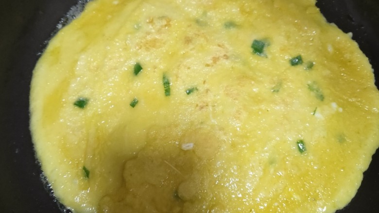鸡蛋卷土豆泥,然后再把蛋液倒入平底锅中煎熟