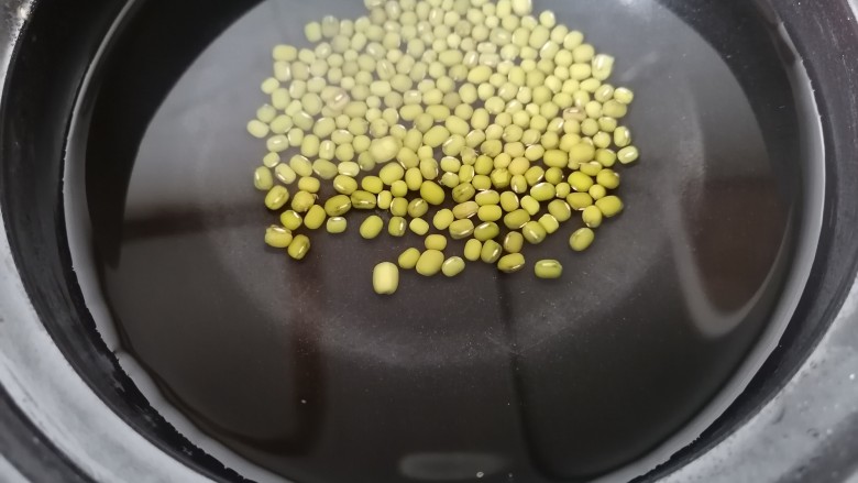 红枣小米燕麦粥,砂锅里加适量水将绿豆先煮起来