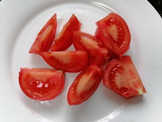 番茄炒莴笋,番茄洗干净切成块状