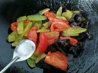 番茄炒莴笋,加入一勺白糖去除番茄的酸味
