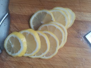 紫薯柠檬冻撞奶,柠檬用盐搓洗干净切片