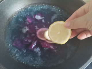 紫薯柠檬冻撞奶,煮开后看到汤变成蓝色，就是加入柠檬片继续煮