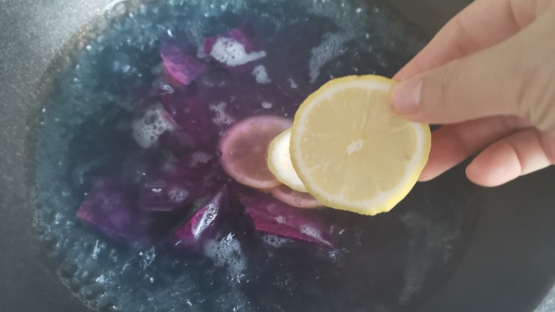紫薯柠檬冻撞奶,煮开后看到汤变成蓝色，就是加入柠檬片继续煮