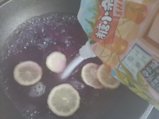 紫薯柠檬冻撞奶,汤已经变成了紫红色，再加入零卡糖，煮2分钟