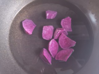 紫薯柠檬冻撞奶,锅里加入清水和紫薯，大火煮开