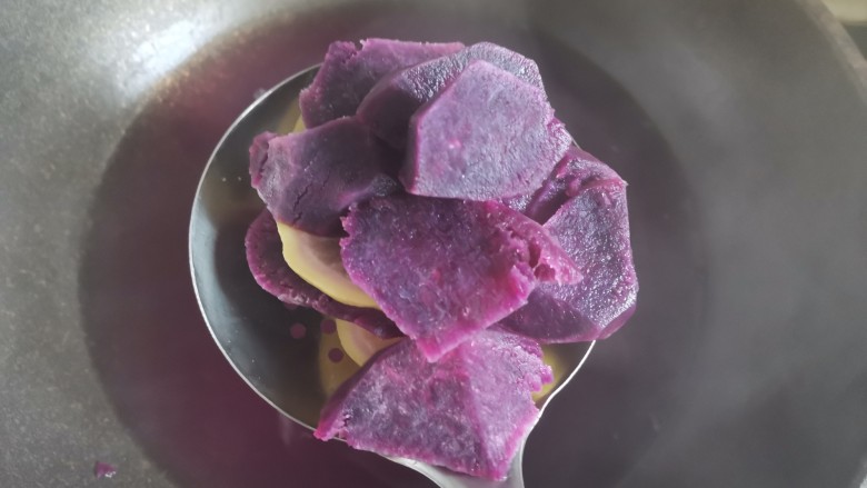 紫薯柠檬冻撞奶,关火然后把柠檬片和紫薯捞出来