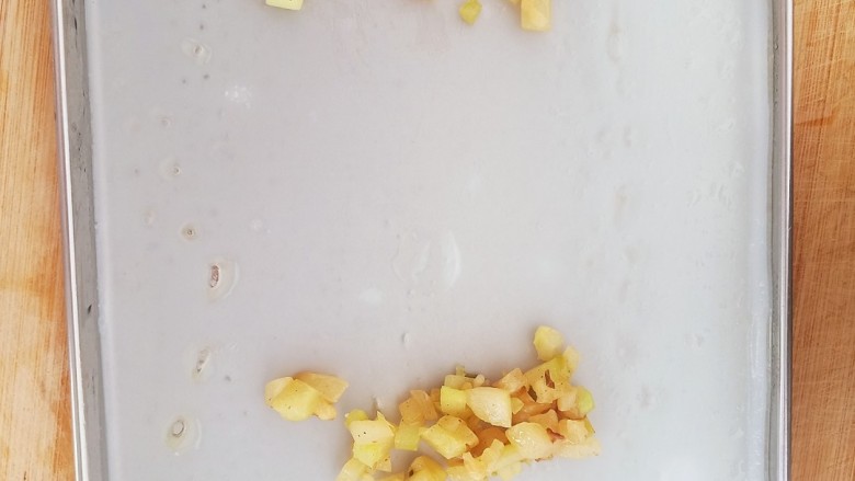 鸡蛋肠粉,将炒好的蒲瓜放在蒸好的米浆上。