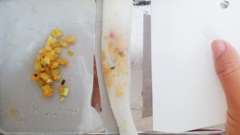 鸡蛋肠粉,用刮板用米浆把蒲瓜包起来。