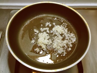 蒜蓉菜心,起油锅放入食用油，油热后放入蒜碎炒出香味。